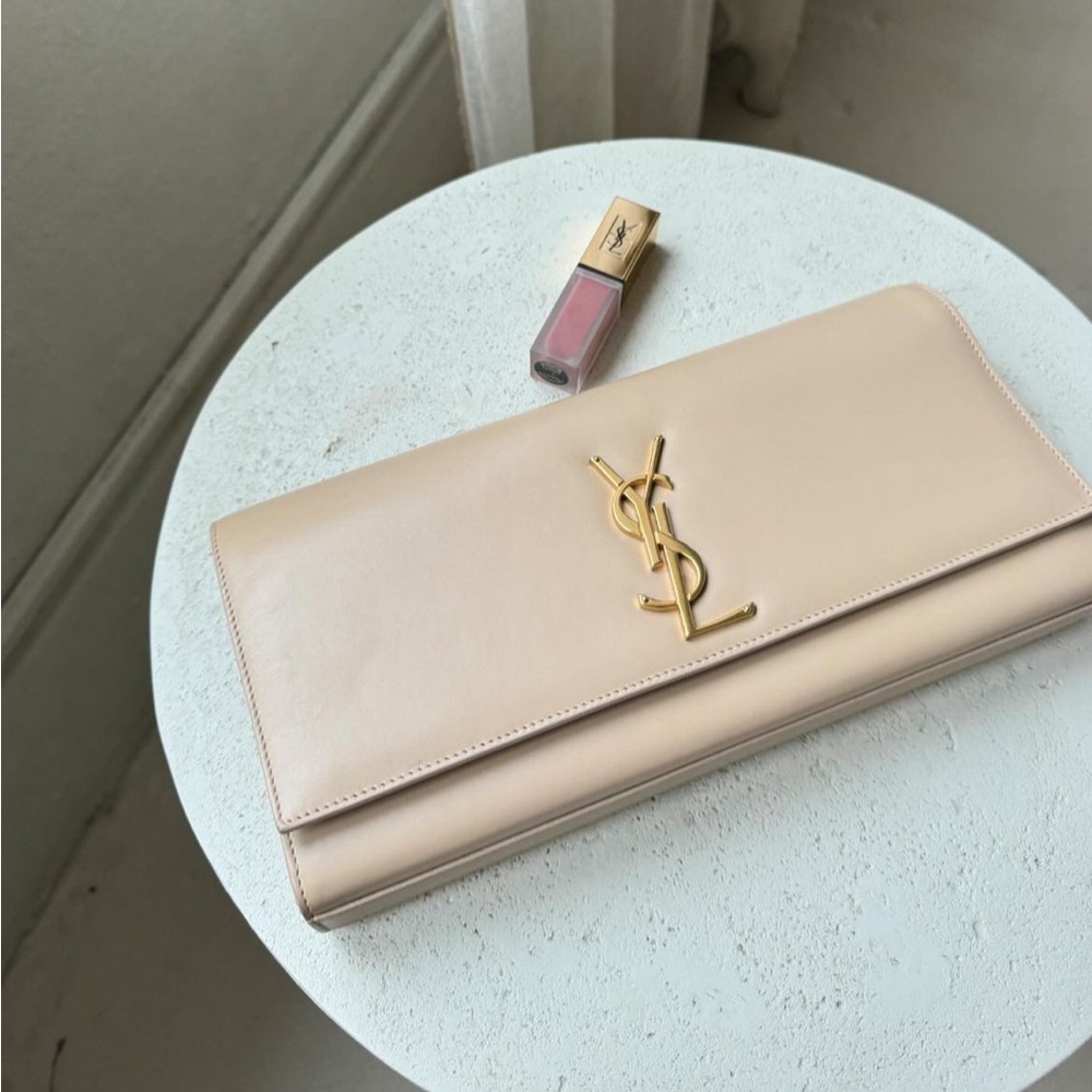 SAINT LAURENT
Monogram Cassandre Clutch 9️⃣0️⃣0️⃣